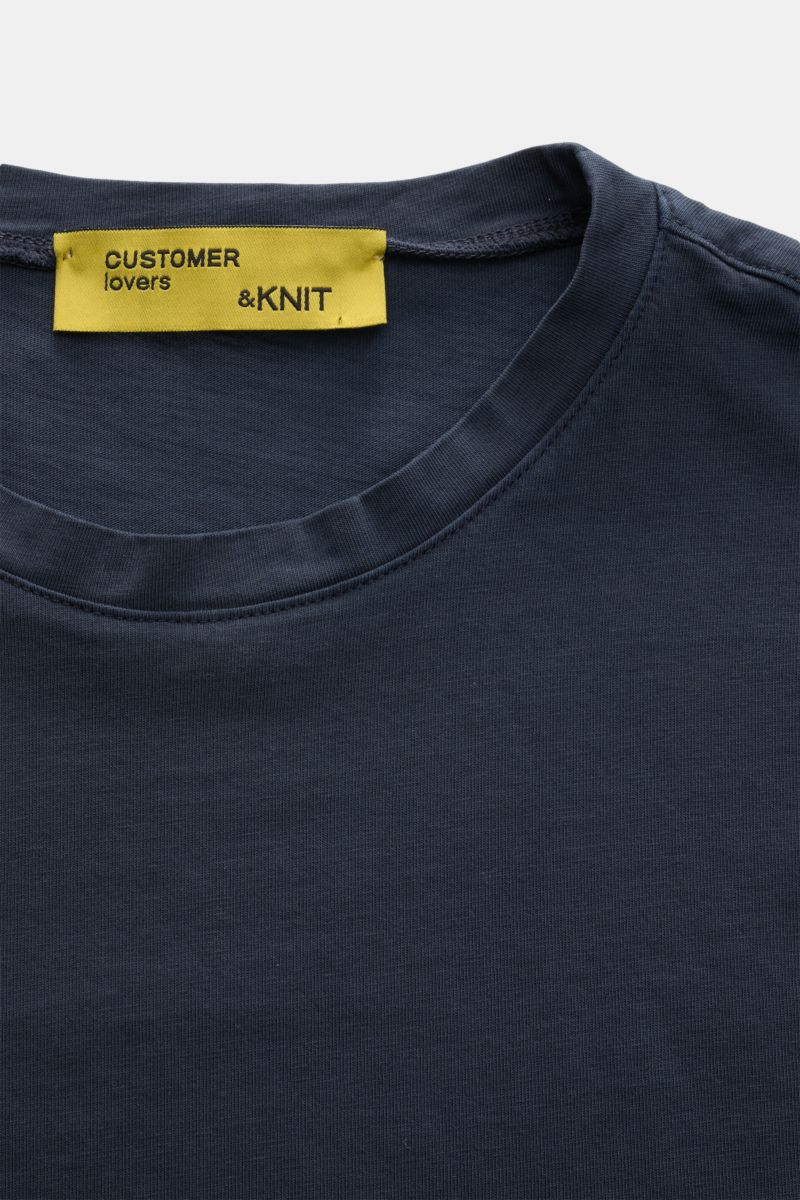 Close-up front view of B.F. Knitwear Crew neck T-shirt navy showing crew neck and yellow label with 'CUSTOMER lovers & KNIT.' 

A high-quality basic for the spring and summer season: This T-shirt by B.F. KNITWEAR is made of pure cotton fabric in a prec