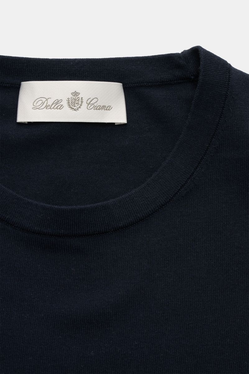 Nahaufnahme des Della Ciana T-Shirt navy mit Rundhalsausschnitt, weichem Griff, Regular Fit aus reiner Baumwolle, modernes Essential.