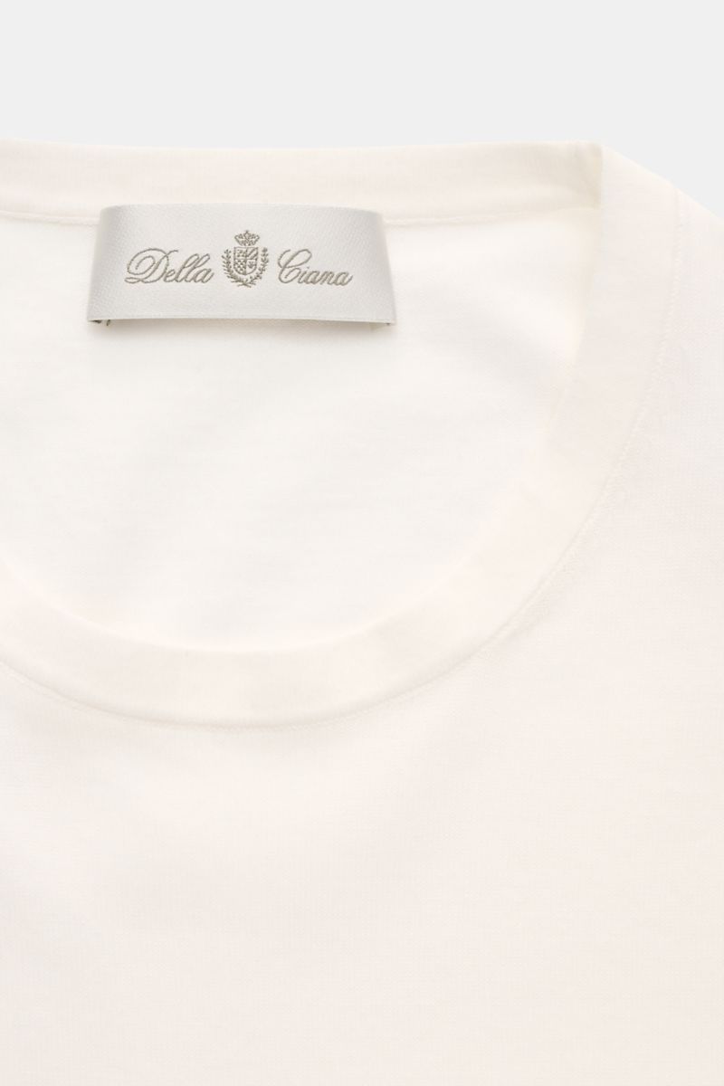 Della Ciana T-Shirt offwhite aus reiner Baumwolle mit Rundhalsausschnitt, weicher Griff, Regular Fit, Nahaufnahme von oben.