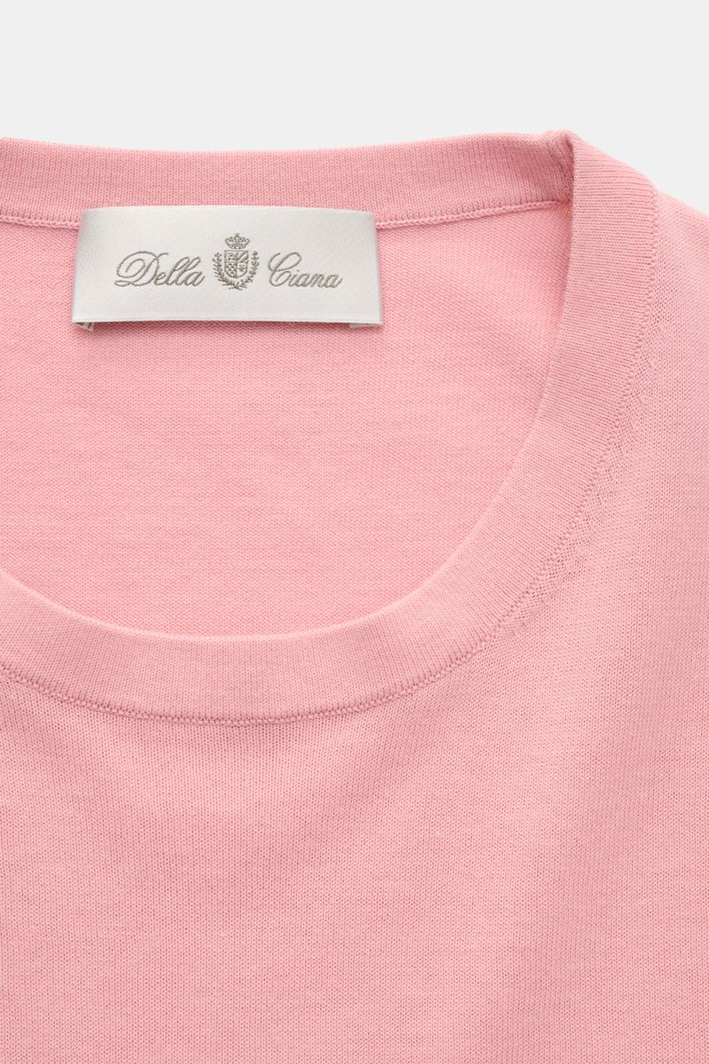 Nahaufnahme des Della Ciana T-Shirt rosé mit Rundhalsausschnitt, aus reiner Baumwolle, weichem Griff und Regular Fit, fotografiert von oben.