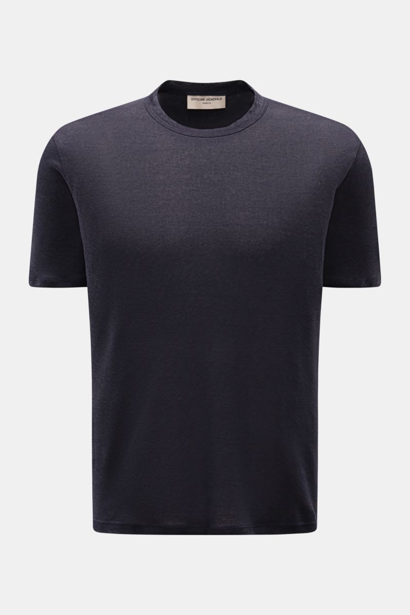 Front view of Officine Générale Leinen Rundhals-T-Shirt navy, a slim fit navy blue linen jersey T-shirt with a soft touch and lightweight, garment dyed fabric, featuring a round neckline.

Description: Die leichte Qualität aus reinem Leinen macht diese
