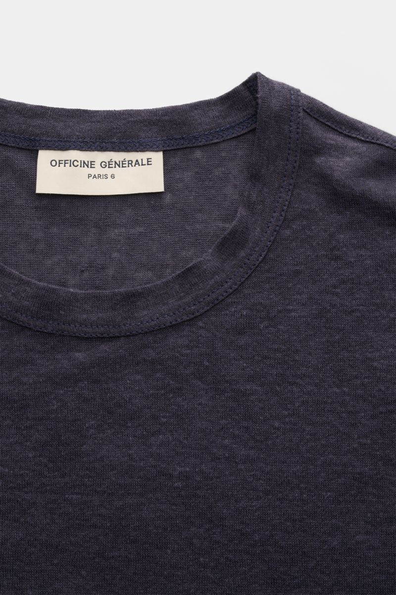 Close-up top view of Officine Générale Leinen Rundhals-T-Shirt navy showing the round neckline and label on soft, lightweight pure linen jersey.

Description: Die leichte Qualität aus reinem Leinen macht dieses Rundhals-T-Shirt von OFFICINE GÉNÉRALE zu