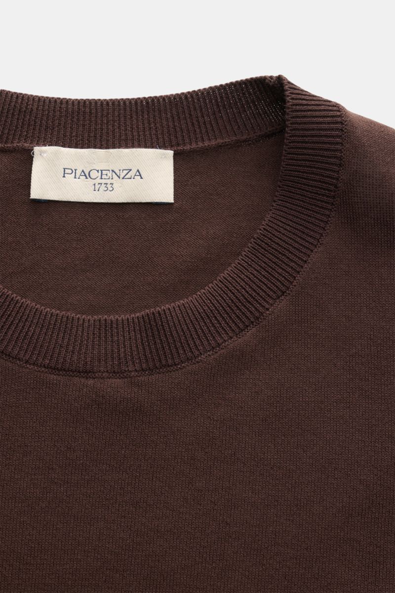 Nahaufnahme des Piacenza 1733 Kurzarmpullovers dunkelbraun, von oben fotografiert, mit feinem, offenem Strickbild aus reiner Baumwolle, Slim Fit und flexiblen Rippbündchen, ideal für die Sommersaison.