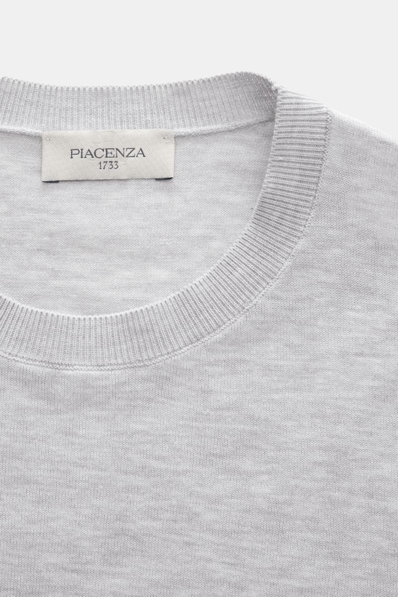 Nahaufnahme des Piacenza 1733 Kurzarmpullovers grau meliert von oben, leicht gestrickt aus reiner Baumwolle, Slim Fit, mit flexiblen Rippbündchen.
