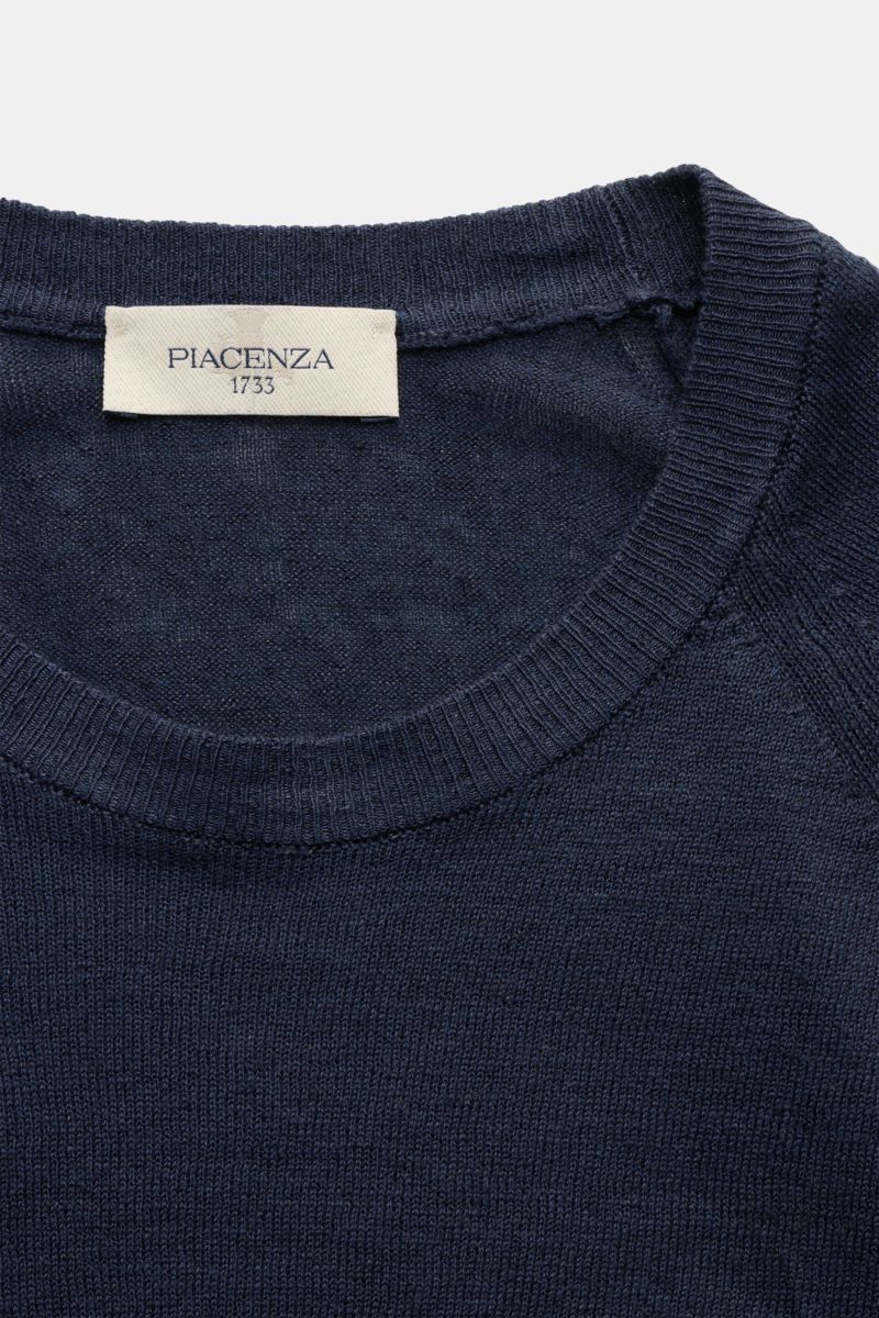 Piacenza 1733 Kurzarmpullover navy in Nahaufnahme von oben, feiner Leinen-Baumwoll-Strick, Rundhalsausschnitt, Slim Fit, Raglanärmel, luftige Sommerqualität.
