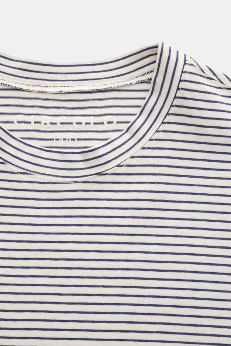 Nahaufnahme des Circolo 1901 T-Shirts weiß/navy gestreift von oben mit klassischem Streifenmuster, Regular Fit und weichem Griff aus reiner Baumwolle.