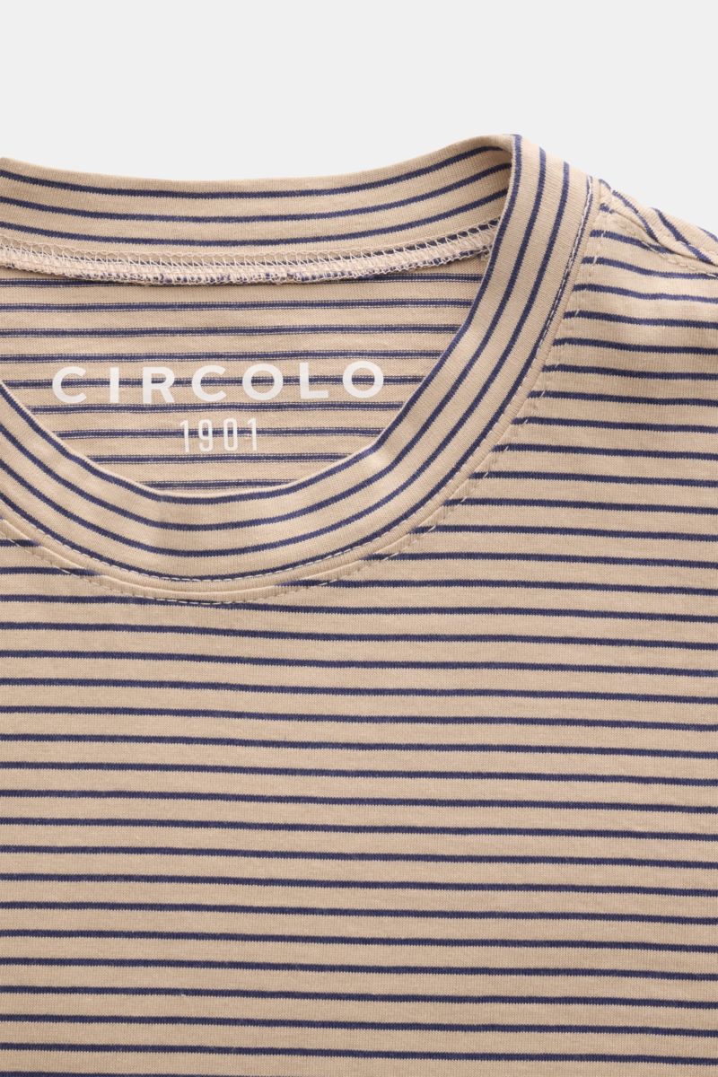 Circolo 1901 T-Shirt beige/navy gestreift, klassische Streifen, reine Baumwolle, weicher Griff, Regular Fit, Detailaufnahme vom Rundhalsausschnitt.