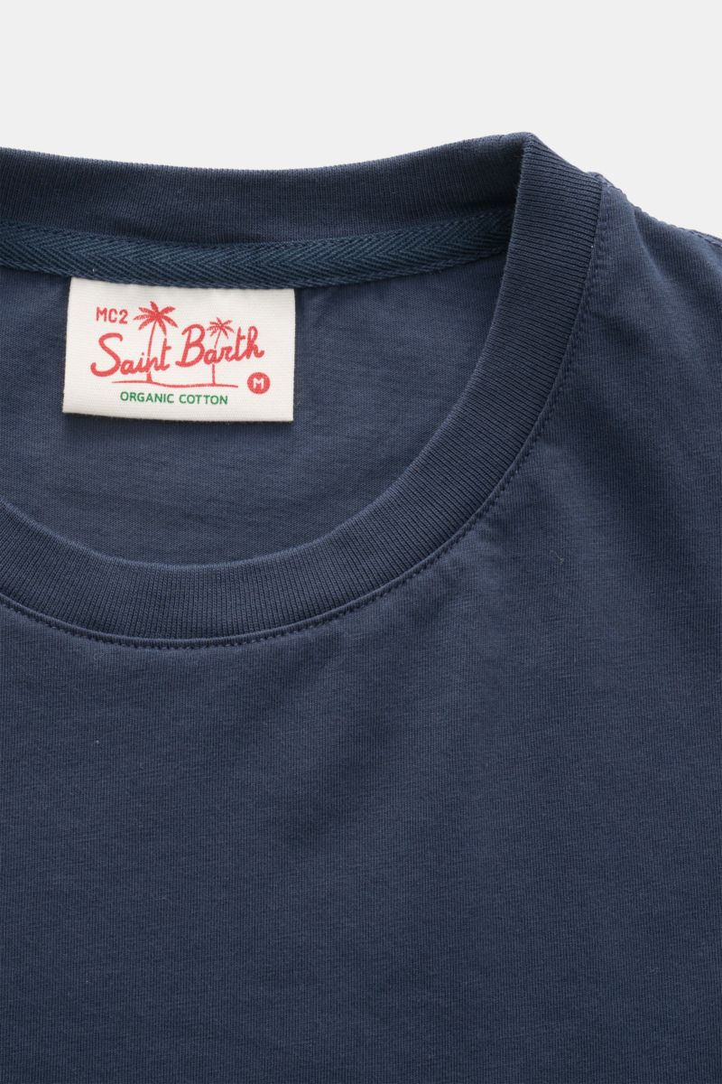 Close-up front view of the MC2 Saint Barth Crew neck T-shirt 'Portofino' navy, showcasing the soft organic cotton fabric, crew neck, and stitching on the chest.

Summery and eye-catching: This T-shirt by MC2 SAINT BARTH, made from soft organic cotton, 