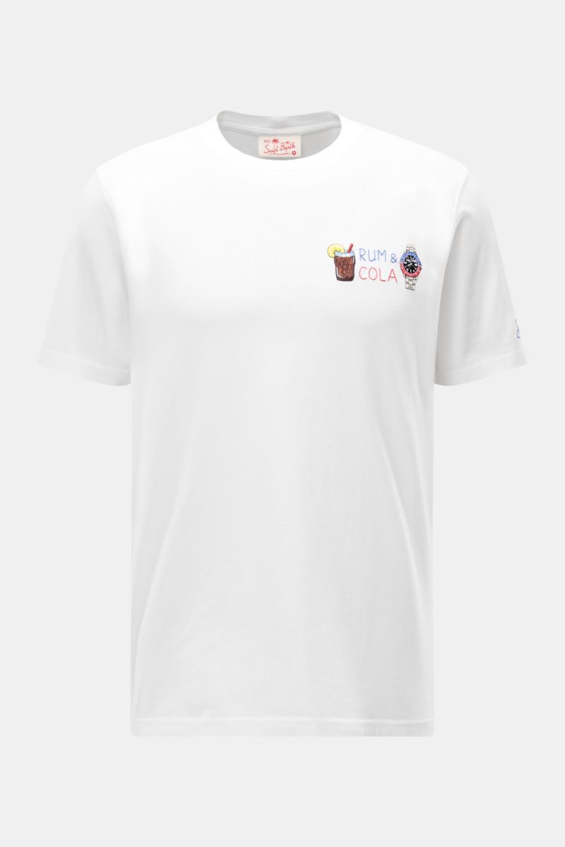 Front view of the MC2 Saint Barth Rundhals-T-Shirt 'Portofino' weiß, a white slim fit tee with round neckline and colorful 'Rum & Cola' chest embroidery.

Sommerlicher Hingucker: Das T-Shirt von MC2 SAINT BARTH aus weicher Bio-Baumwolle wird mit auffäl