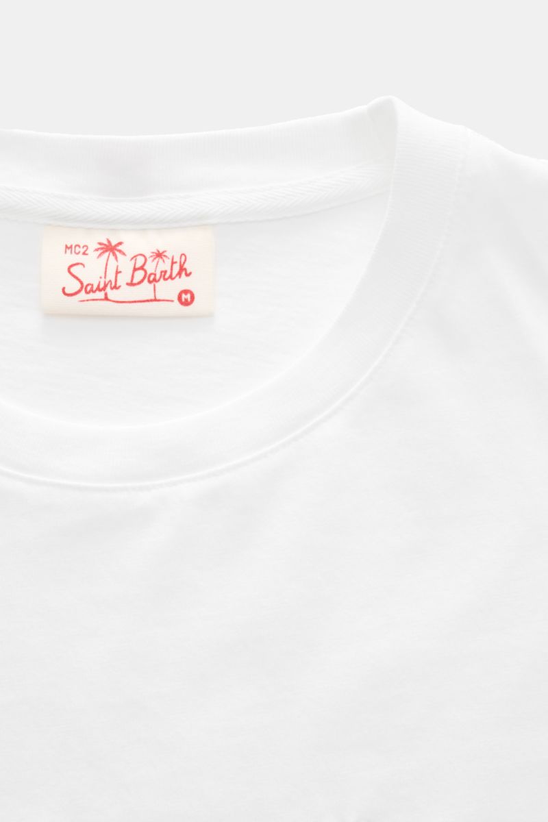 Alt tag (125 characters): Close-up from above of MC2 Saint Barth Rundhals-T-Shirt 'Portofino' weiß neckline with logo label in red print.

Description: Sommerlicher Hingucker: Das T-Shirt von MC2 SAINT BARTH aus weicher Bio-Baumwolle wird mit auffällig