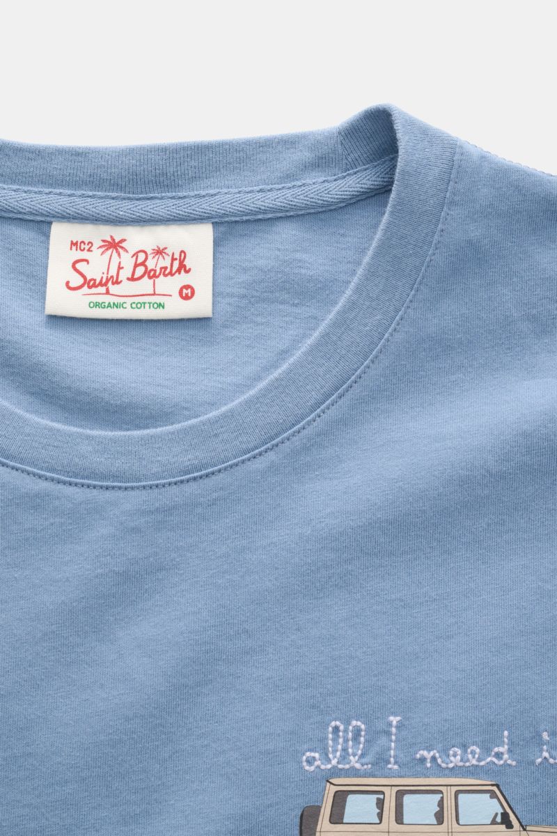Close-up top view of the MC2 Saint Barth Crew neck T-shirt 'Portofino' smoky blue showing soft organic cotton fabric, chest stitching, and print.

Summery and eye-catching: This MC2 SAINT BARTH T-shirt, made from soft organic cotton, features eye-catch