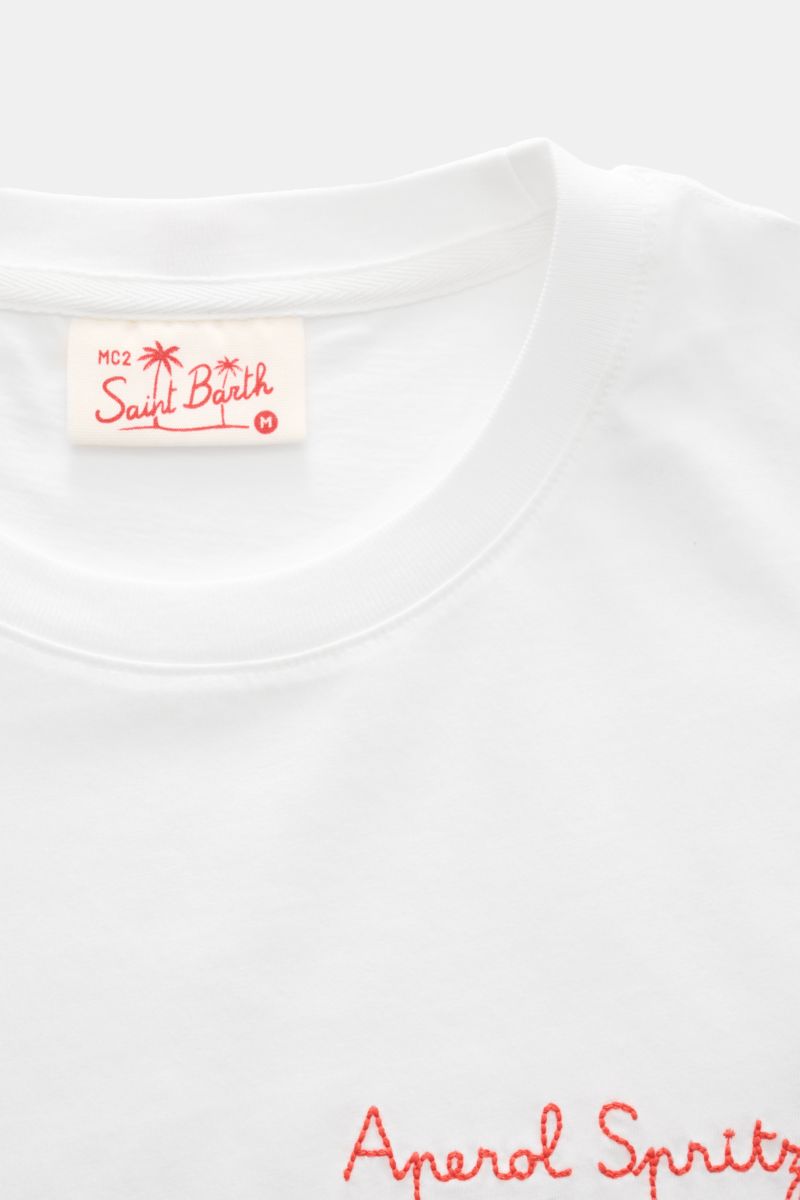 Alt tag (125 characters):
Close-up front view of MC2 Saint Barth Rundhals-T-Shirt 'Portofino' weiß, showing collar and red stitching details on white cotton.

Additional description:
Sommerlicher Hingucker: Das T-Shirt von MC2 SAINT BARTH aus weicher B