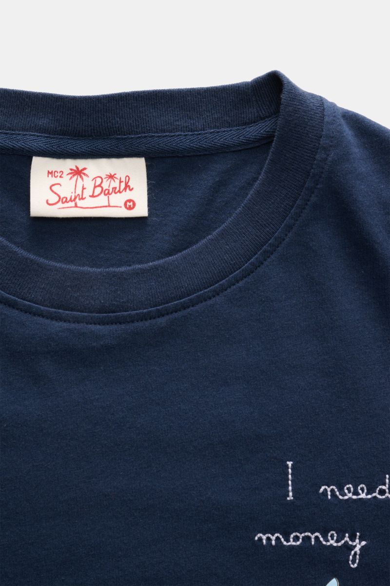 Close-up front view of the navy MC2 Saint Barth Rundhals-T-Shirt 'Portofino', showing soft fabric, neckline, and stitched chest print.

Sommerlicher Hingucker: Das T-Shirt von MC2 SAINT BARTH aus weicher Bio-Baumwolle wird mit Stitching und Print auf d