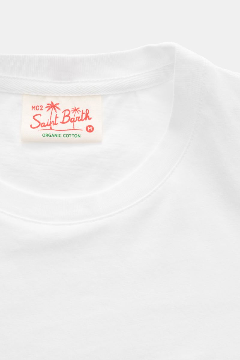 Close-up front view of the MC2 Saint Barth 'Portofino' crew neck T-shirt white, showing soft organic cotton fabric and label.

Summery and eye-catching: This T-shirt by MC2 SAINT BARTH, made from soft organic cotton, features eye-catching stitching on 