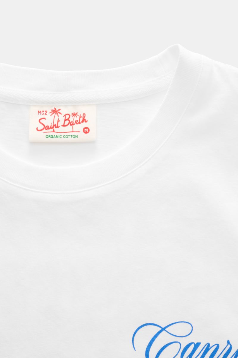 Close-up front view of the white MC2 Saint Barth Rundhals-T-Shirt 'Portland' weiß showing the round neckline and brand label.

Urbaner Eyecatcher: Das T-Shirt von MC2 SAINT BARTH aus weicher Bio-Baumwolle überzeugt mit auffälligem Rückenprint im Capri-
