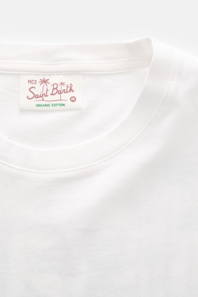 Close-up front view of MC2 Saint Barth Crew neck T-shirt 'Portland' white, showing soft organic cotton fabric and label.

Urban eye-catcher: This T-shirt by MC2 SAINT BARTH, made from soft organic cotton, features a striking Los Angeles design print on