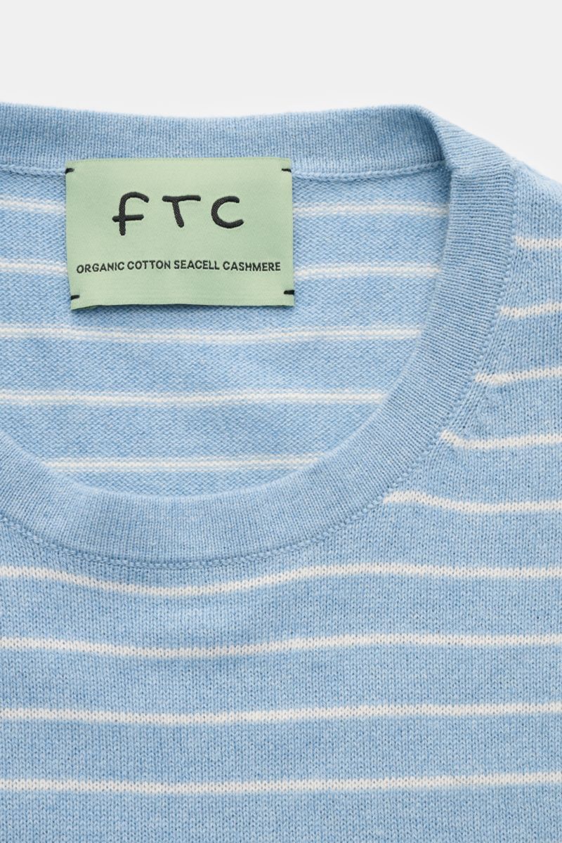 Nahaufnahme des FTC Kurzarm-Rundhalspullover hellblau/weiß gestreift aus feinem Cashmere-Baumwoll-SeaCell-Mix mit Rundhalsausschnitt.