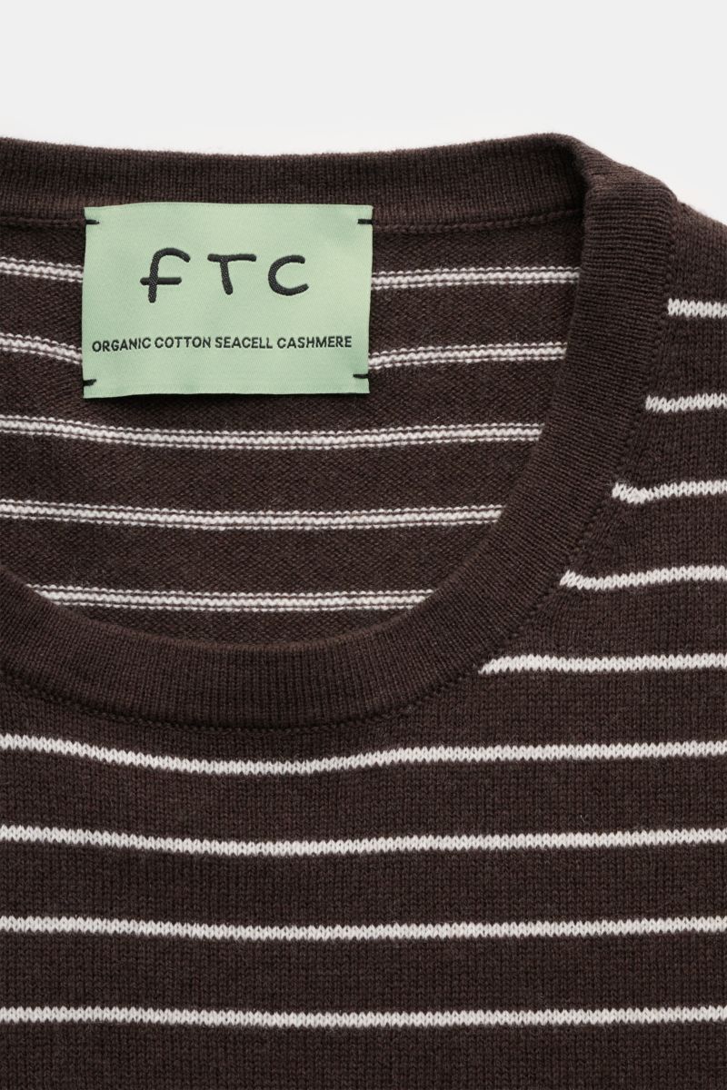 Nahaufnahme des FTC Kurzarm-Rundhalspullover dunkelbraun/weiß gestreift mit Rundhalsausschnitt, feinem Strickbild und Cashmere-Baumwoll-SeaCell-Mix.