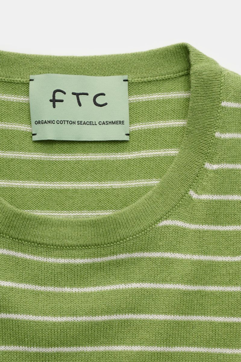 FTC Kurzarm-Rundhalspullover grün/weiß gestreift, feines Strickbild aus Cashmere-Baumwoll-SeaCell-Mix, Rundhalsausschnitt, Nahaufnahme von oben.
