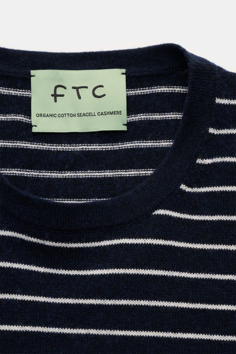 FTC Kurzarm-Rundhalspullover navy/weiß gestreift, Detailaufnahme von oben, luftiger Cashmere-Baumwoll-SeaCell-Mix, weiches Strickbild, Rundhalsausschnitt, rollierter Saum.