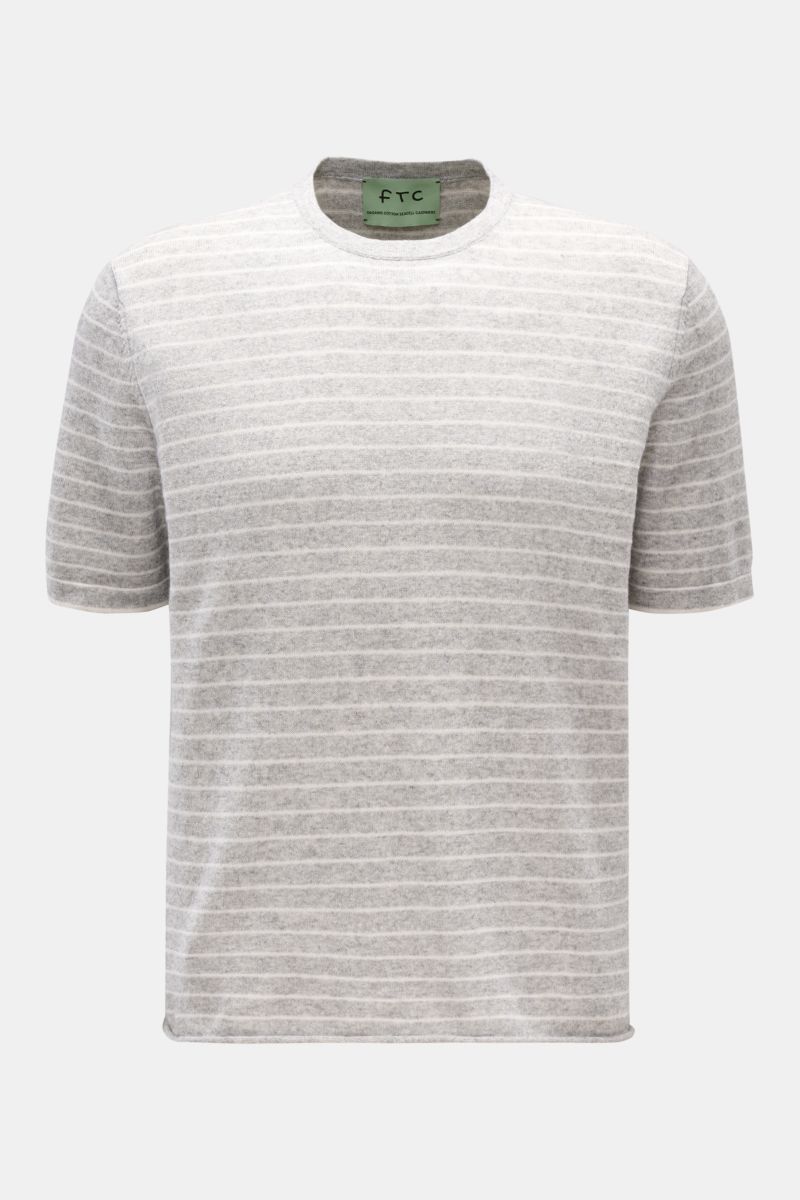 FTC Kurzarm-Rundhalspullover grau/weiß gestreift, frontal fotografiert, aus luftigem Cashmere-Baumwoll-SeaCell-Mix, soft, Regular Fit.
