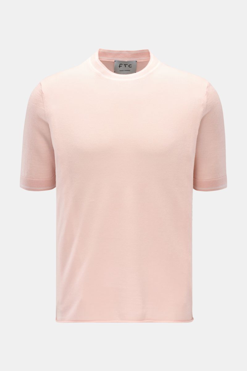 FTC Kurzarm-Rundhalspullover rosé, frontal fotografiert, aus nachhaltigem Cashmere-SeaCell-Mix, Slim Fit, weicher Griff, Rundhalsausschnitt mit Kontraststreifen, Rippbündchen, rollierter Saum.