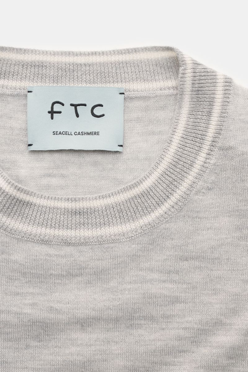 Nahaufnahme des FTC Kurzarm-Rundhalspullovers grau meliert von oben, nachhaltiger Cashmere-SeaCell-Mix, Slim Fit, Rundhalsausschnitt mit Kontraststreifen, weiches Strickbild.