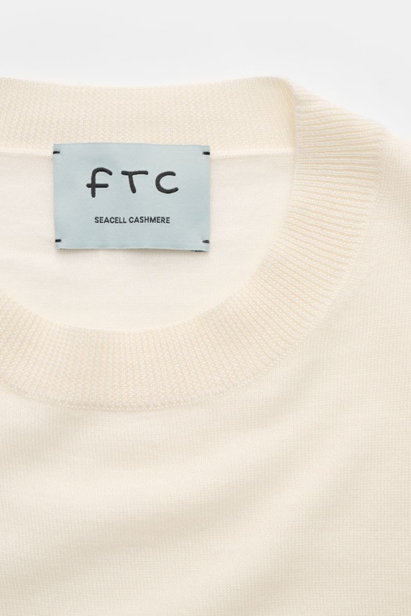 Nahaufnahme von FTC Kurzarm-Rundhalspullover creme, Slim Fit mit rundem Ausschnitt, feinem Strickbild, rolliertem Saum, nachhaltigem Cashmere-SeaCell-Mix.