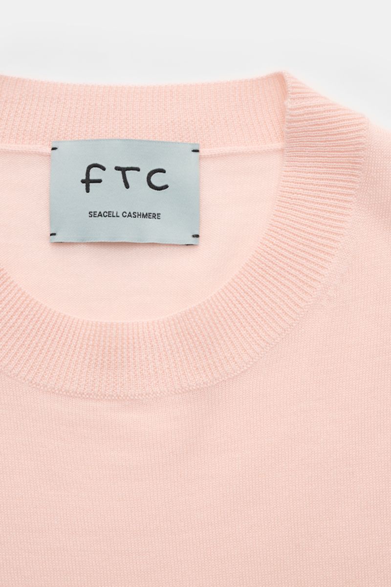 FTC Kurzarm-Rundhalspullover rosé aus Cashmere-SeaCell-Mix, slim fit, Öko-Tex® zertifiziert, weicher Griff, Rundhalsausschnitt, flexible Rippbündchen, Nahaufnahme vom Kragen.