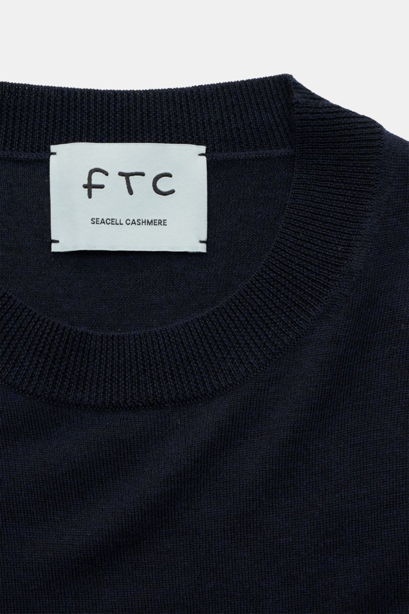 Nahaufnahme des FTC Kurzarm-Rundhalspullover navy von oben, nachhaltig aus Cashmere-SeaCell-Mix, Öko-Tex®, Slim Fit, feinem Strickbild.