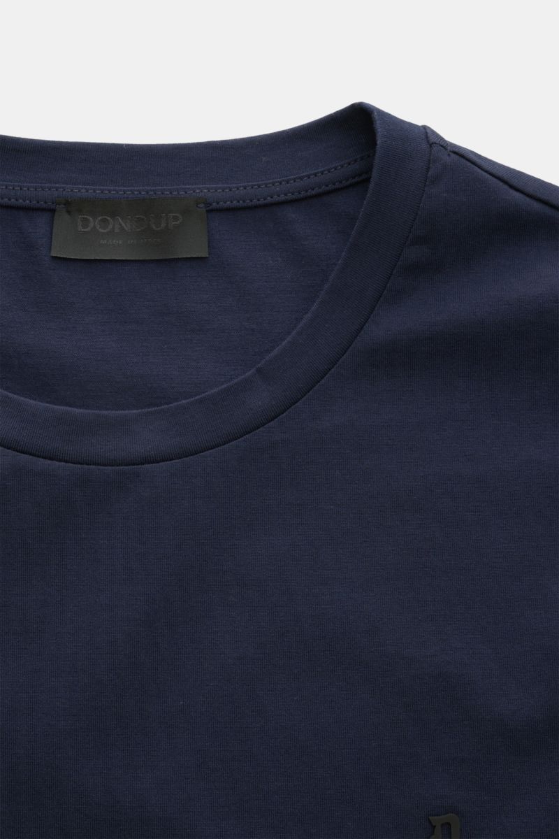 Dondup Rundhals-T-Shirt navy in Slim Fit, Jersey aus reiner Baumwolle, weicher Griff, Rundhalsausschnitt, DONDUP-Logo auf Brust, Nahaufnahme von oben.