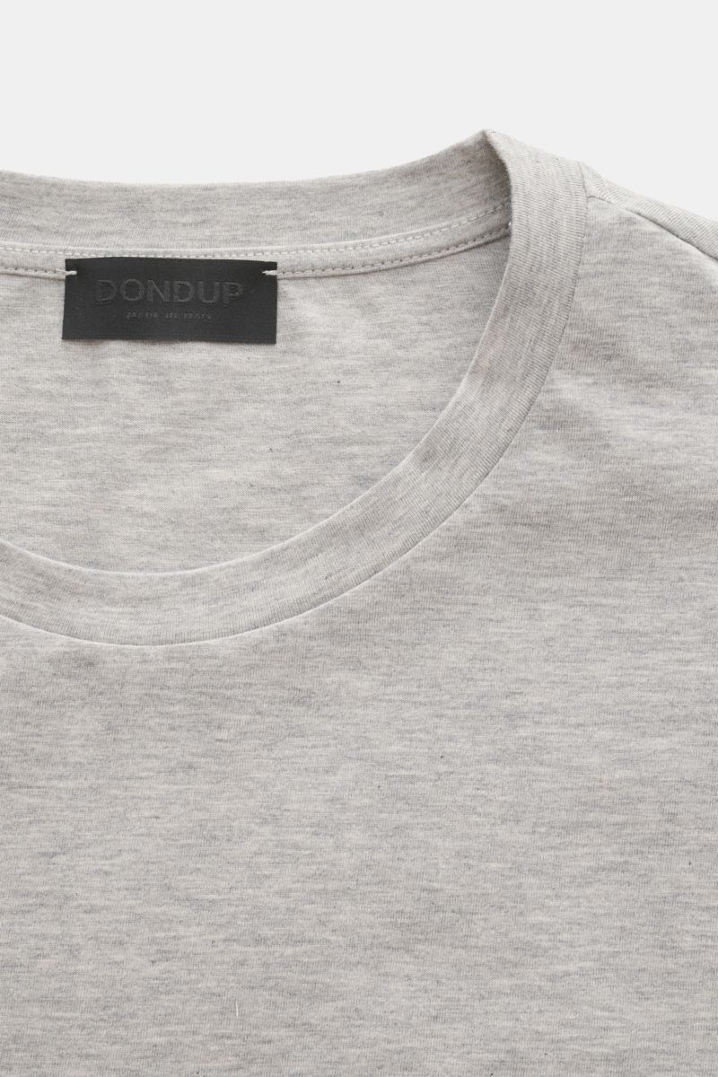 Dondup Rundhals-T-Shirt hellgrau, Nahaufnahme von vorne, Slim Fit aus weichem Jersey, reiner Baumwolle mit DONDUP-Logo am Kragen.