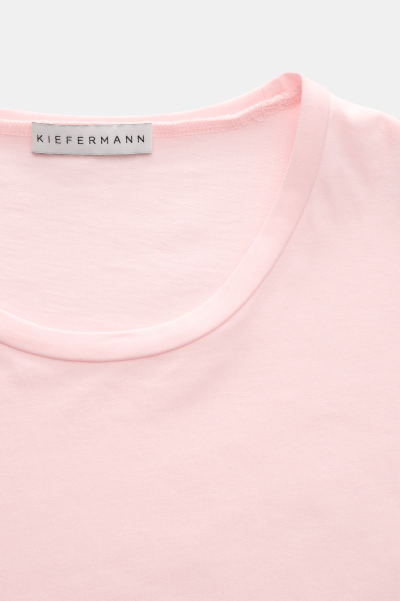 Nahaufnahme von Kiefermann Rundhals T-Shirt 'Matello' rosé aus leichtem Baumwoll-Jersey, Extra Slim Fit, weicher Griff, Rundhalsausschnitt.