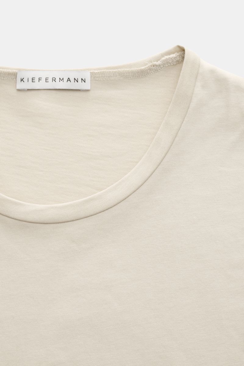 Kiefermann Rundhals T-Shirt 'Matello' sand aus weichem Baumwoll-Jersey, Extra Slim Fit, Rundhalsausschnitt, Nahaufnahme von oben.