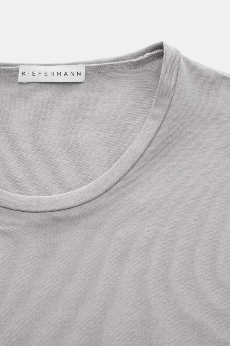 Nahaufnahme des Kiefermann Rundhals T-Shirts 'Matello' grau, körpernah geschnitten aus weichem Baumwoll-Jersey mit Rundhalsausschnitt und Logodruck am Saum.