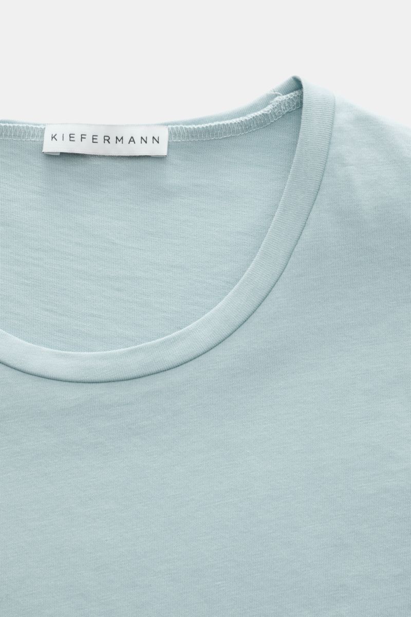 Kiefermann Rundhals T-Shirt 'Matello' hellblau aus weichem Baumwoll-Jersey, Extra Slim Fit, Rundhalsausschnitt, Logodruck, Nahaufnahme von oben.