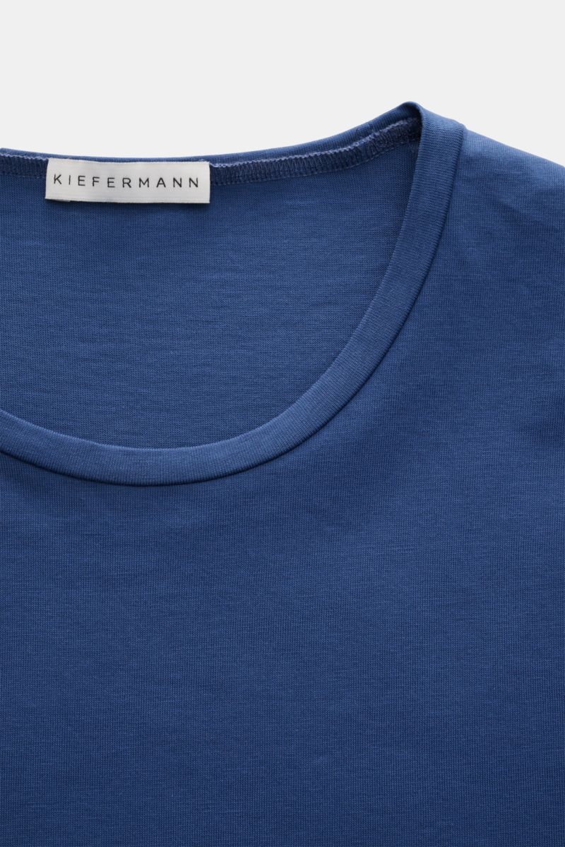 Kiefermann Rundhals T-Shirt 'Matello' dunkelblau, Extra Slim Fit, weicher Baumwoll-Jersey, glatter Griff, Nahaufnahme vom Rundhalsausschnitt mit Label.