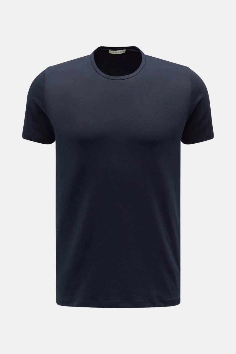 Kiefermann Rundhals T-Shirt 'Matello' navy, extra Slim Fit, Baumwoll-Jersey, weicher Griff, Rundhalsausschnitt, Logodruck am Saum, frontal fotografiert.