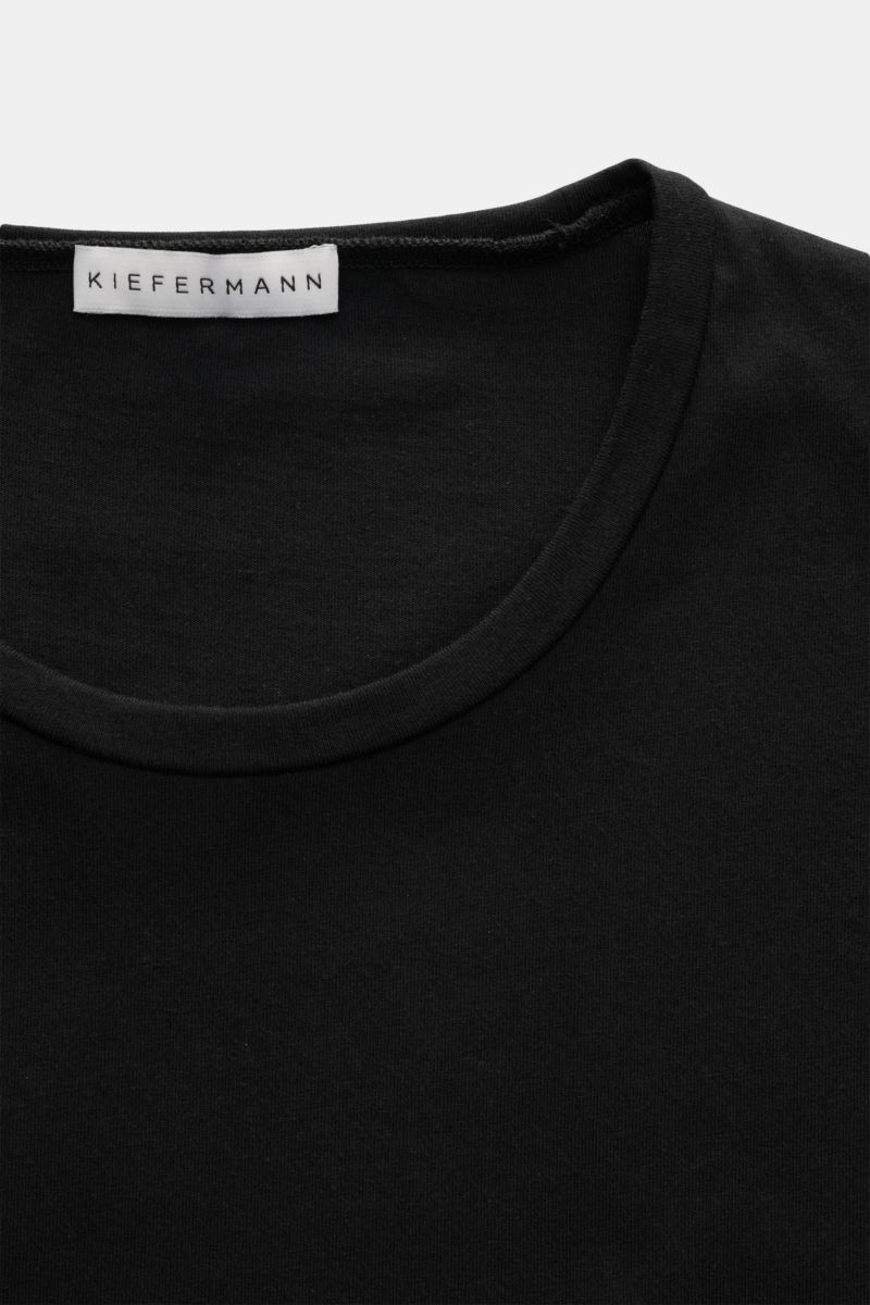 Kiefermann Rundhals T-Shirt 'Matello' schwarz in Extra Slim Fit, leichter Baumwoll-Jersey, weicher Griff, Rundhalsausschnitt, Logodruck am Saum, Nahaufnahme von oben.