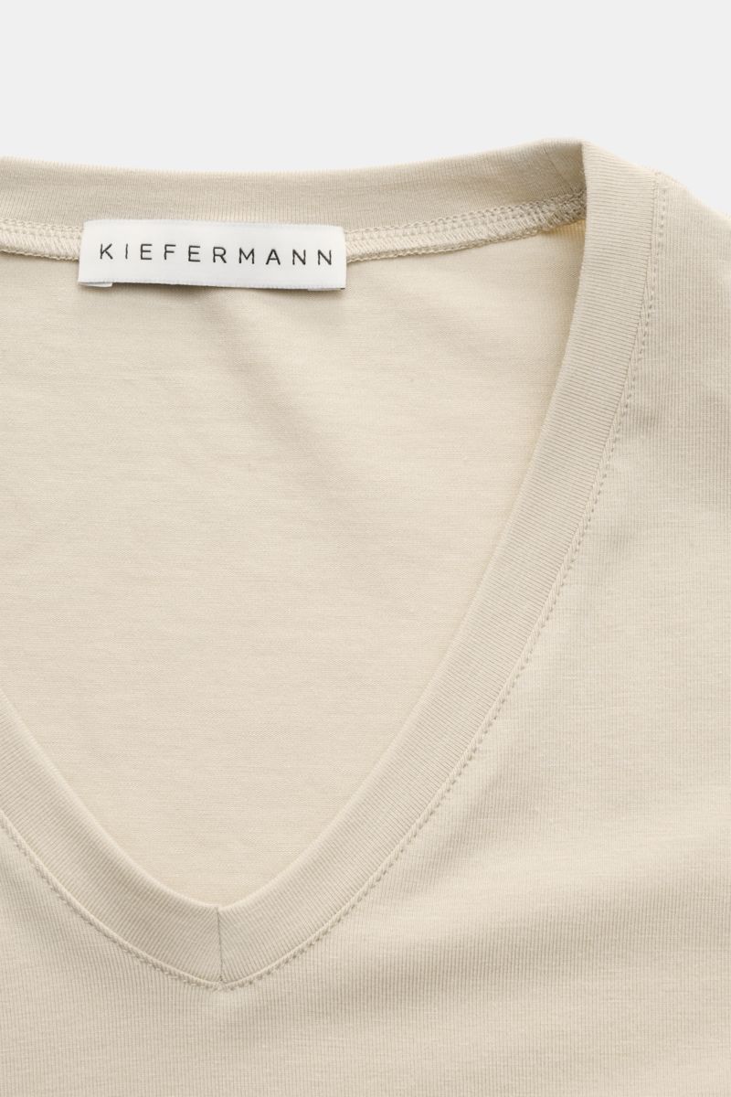 Kiefermann V-Neck T-Shirt 'Hape' sand, Nahaufnahme von V-Ausschnitt und Label, elastischer, weicher Baumwolle-Modal-Jersey, Extra Slim Fit.