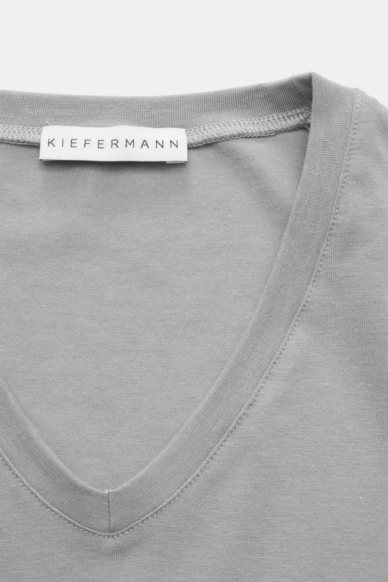 Nahaufnahme des grauen Kiefermann V-Neck T-Shirts 'Hape' mit V-Ausschnitt, Extra Slim Fit, elastischem Baumwoll-Modal-Jersey und weichem Griff.