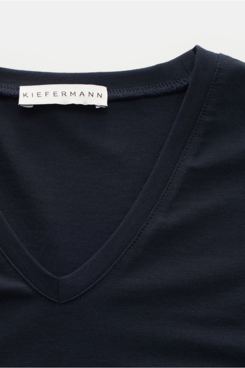 Kiefermann V-Neck T-Shirt 'Hapes' navy in Extra Slim Fit, V-Ausschnitt, weicher Baumwoll-Modal-Jersey, elastisch, Detailaufnahme von oben.