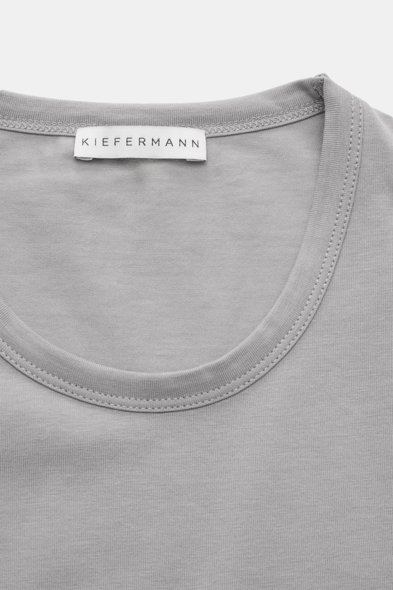 Nahaufnahme des Kiefermann Rundhals-T-Shirt 'Lehon' grau von oben, softe Baumwolle, elastische Qualität, weicher Griff, Extra Slim Fit, Rundhalsausschnitt.