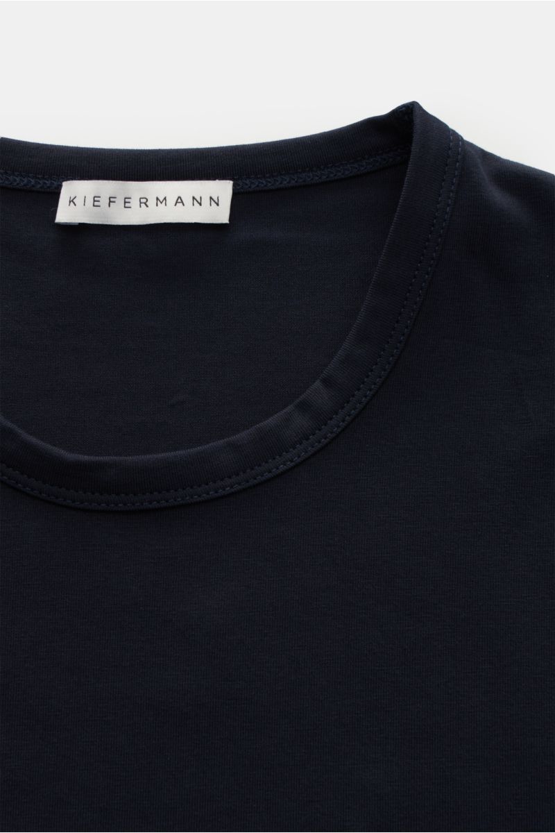 Close-up front view of the Kiefermann Crew neck T-shirt 'Lehon' dark navy, showing soft cotton, elasticated fabric, soft feel, extra slim fit, and crew neck.