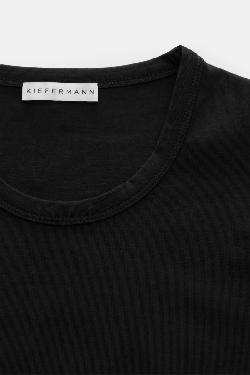 Close-up front view of the Kiefermann Crew neck T-shirt 'Lehon' black, showing soft cotton, elasticated fabric, soft feel, extra slim fit, and crew neck.