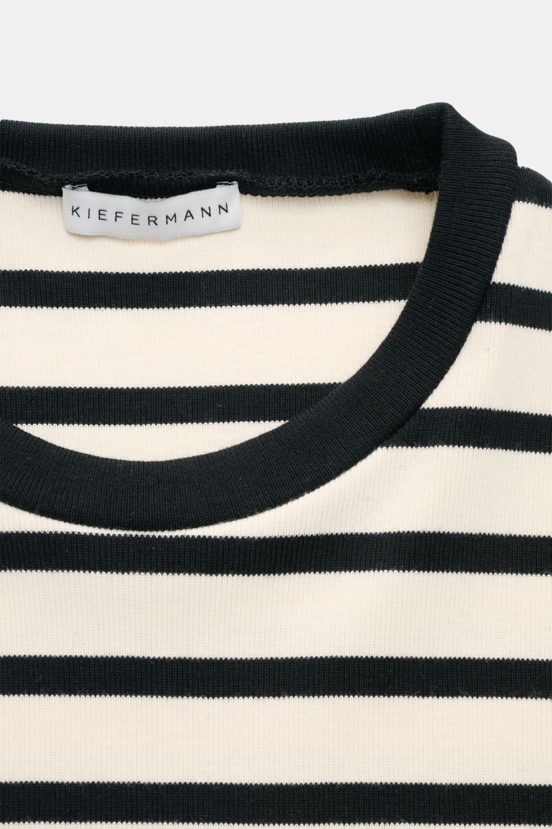 Kiefermann Rundhals-T-Shirt 'Bernodino' offwhite/schwarz gestreift, Detailaufnahme von oben, schwere Baumwolle, Regular Fit, Rundhalsausschnitt.