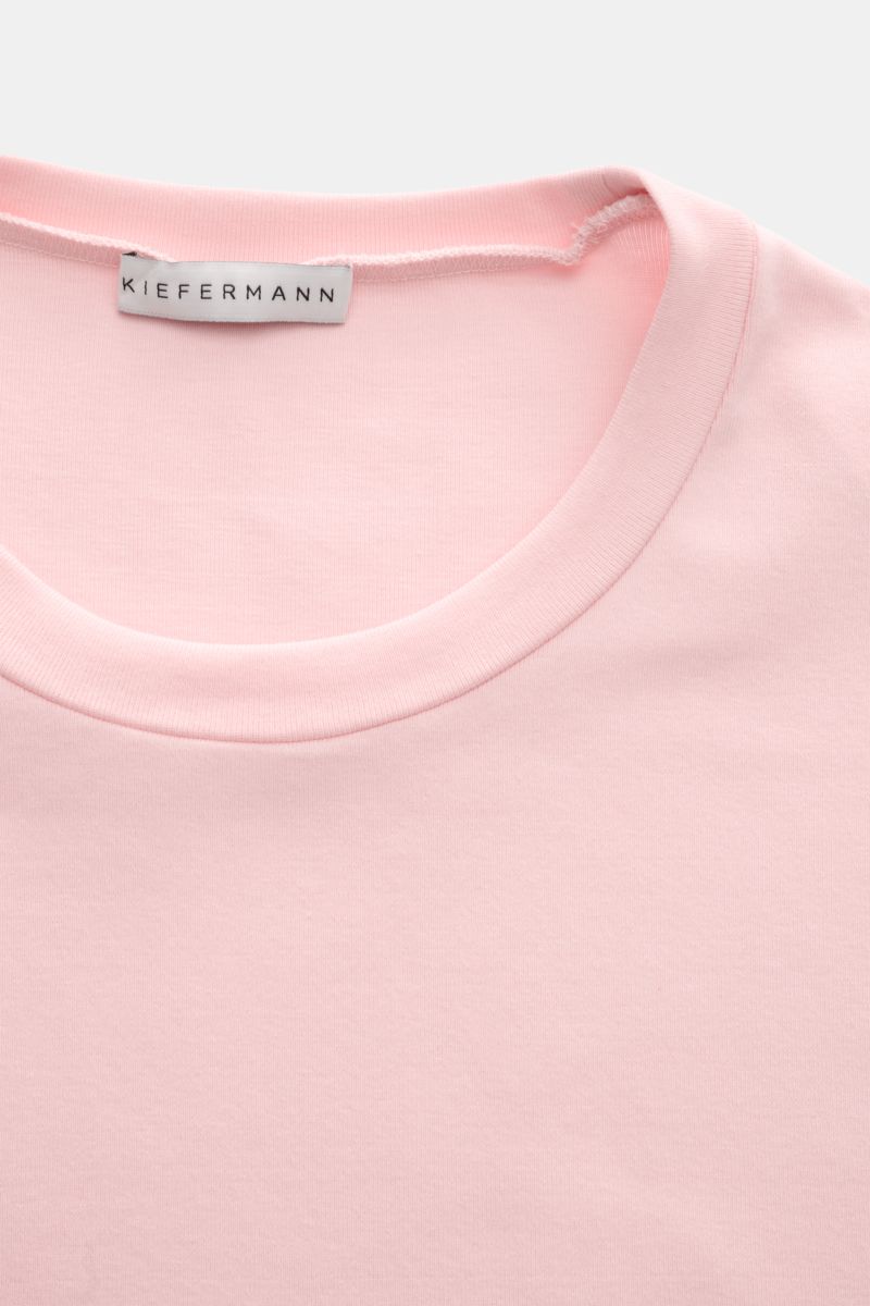 Nahaufnahme des Kiefermann Rundhals-T-Shirts 'Arndell' rosé von oben, elastische Baumwolle, weicher Griff, Regular Fit, Rundhalsausschnitt, vielseitiges Basic für warme Tage.