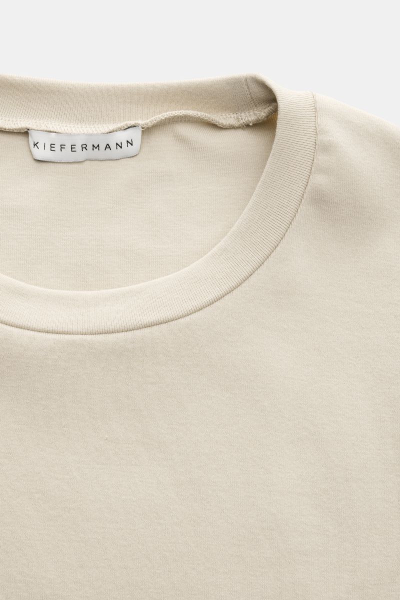 Kiefermann Rundhals-T-Shirt 'Arndell' sand aus elastischer Baumwolle, weicher Griff, Regular Fit, Rundhalsausschnitt, Nahaufnahme von oben.