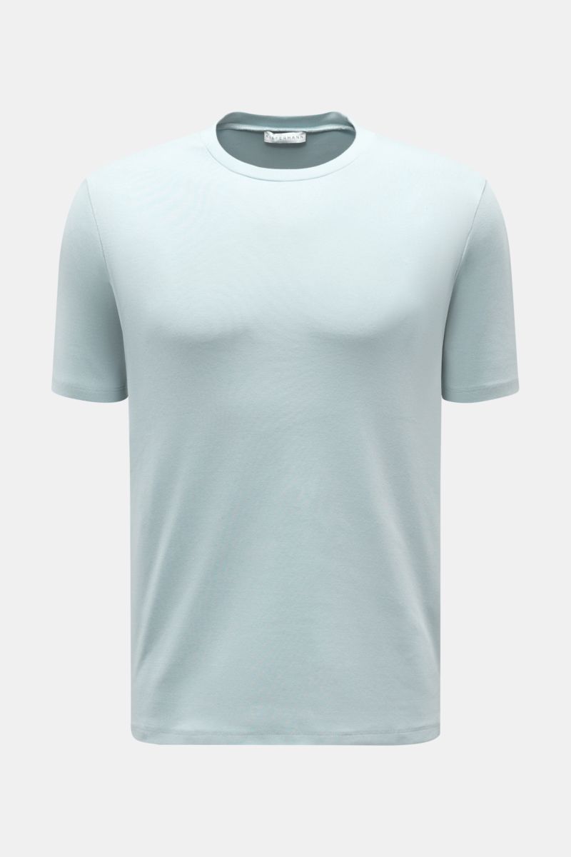 Kiefermann Rundhals-T-Shirt 'Arndell' hellblau, vorne fotografiert, aus elastischer Baumwolle, weicher Griff, Regular Fit, Rundhalsausschnitt.
