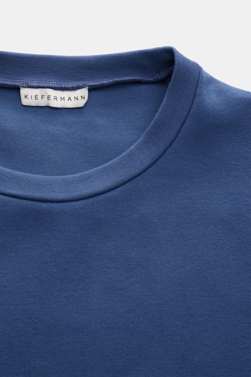 Nahaufnahme des Kiefermann Rundhals-T-Shirts 'Arndell' dunkelblau, aus elastischer Baumwolle, Regular Fit mit weichem Griff, Rundhalsausschnitt.